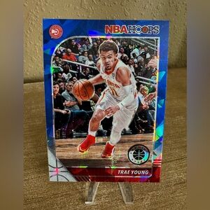 2019-20 Panini NBA Hoops Premium Stock - Trae Young #1‎ Blue Cracked Ice Prizm